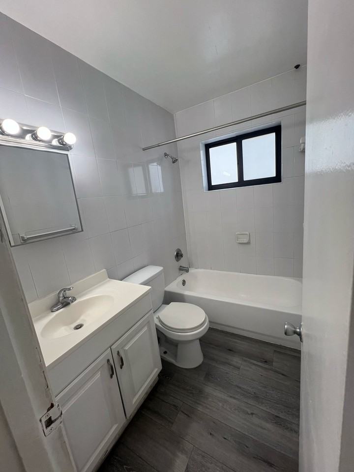 805 W 30th St - Photo 4 of 6