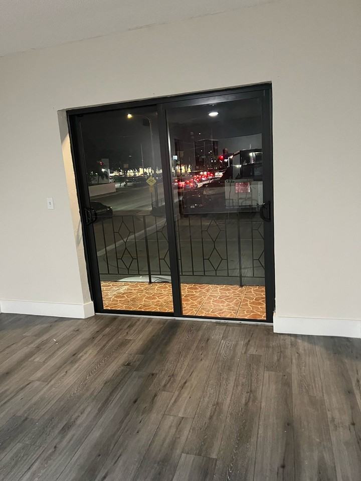 805 W 30th St - Photo 5 of 6