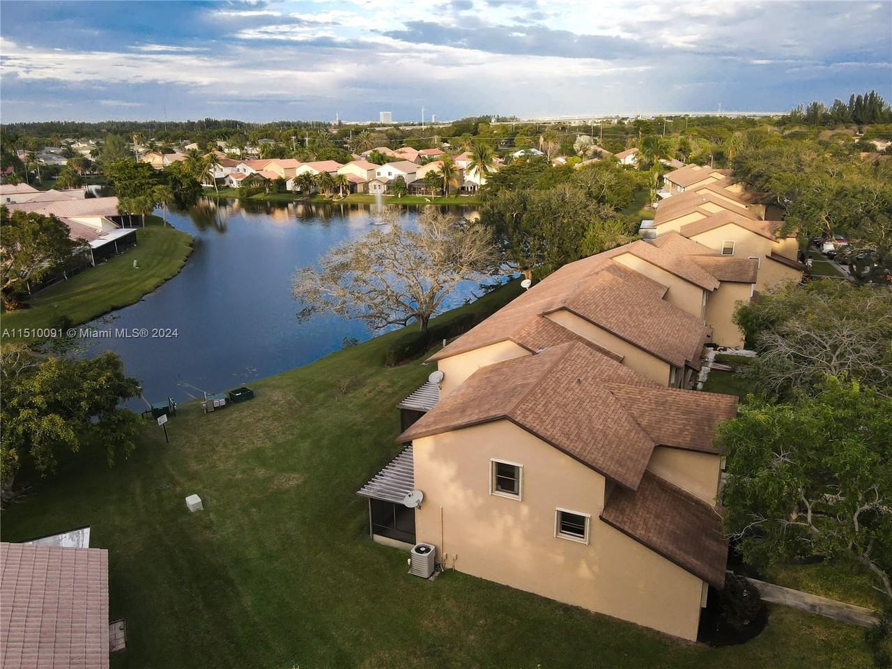 231 Lakeside Cir - Photo 3 of 8