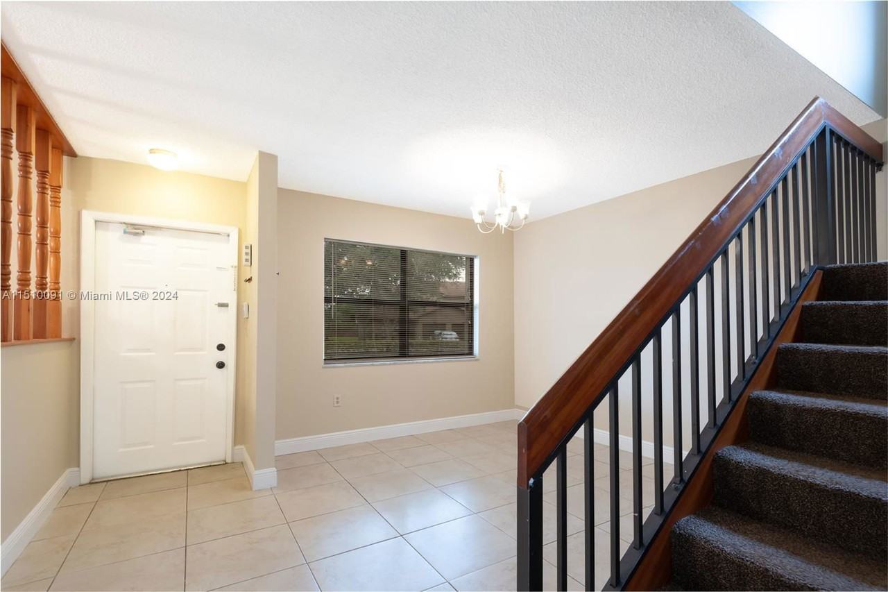231 Lakeside Cir - Photo 4 of 8