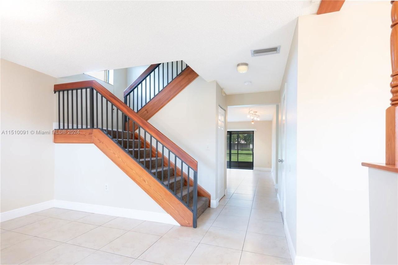 231 Lakeside Cir - Photo 5 of 8
