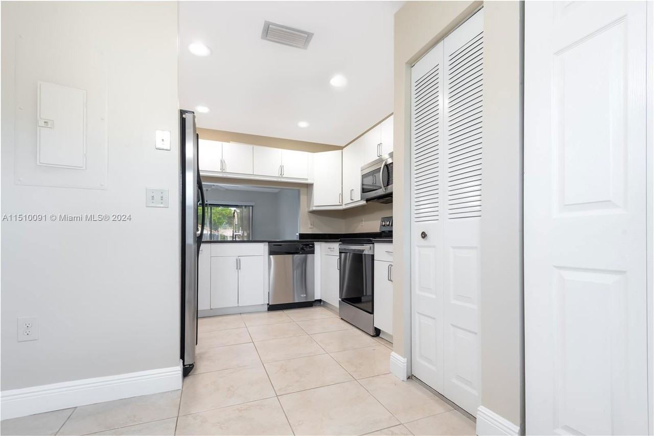 231 Lakeside Cir - Photo 7 of 8