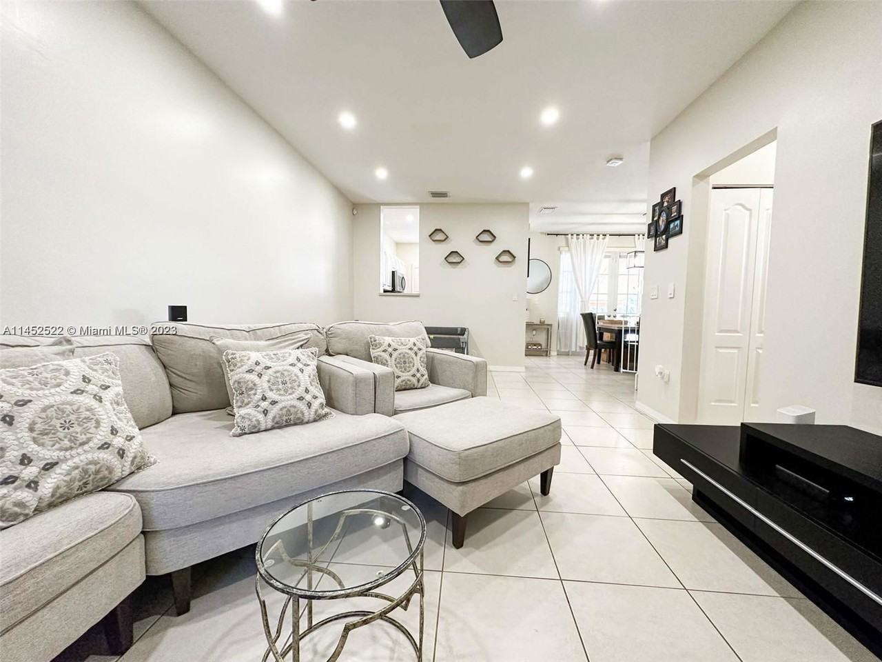 130 Riverwalk Cir - Photo 2 of 8