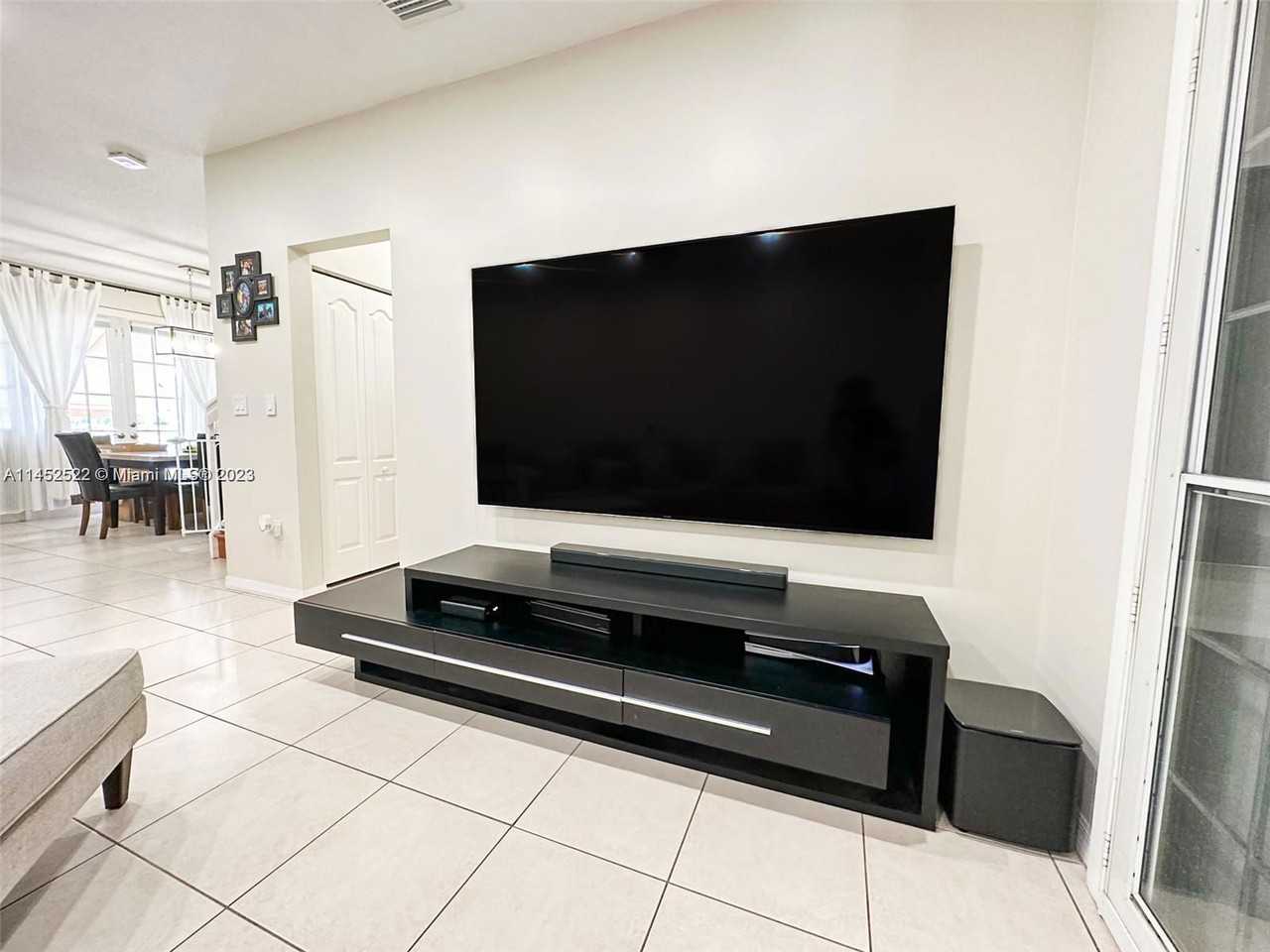 130 Riverwalk Cir - Photo 3 of 8