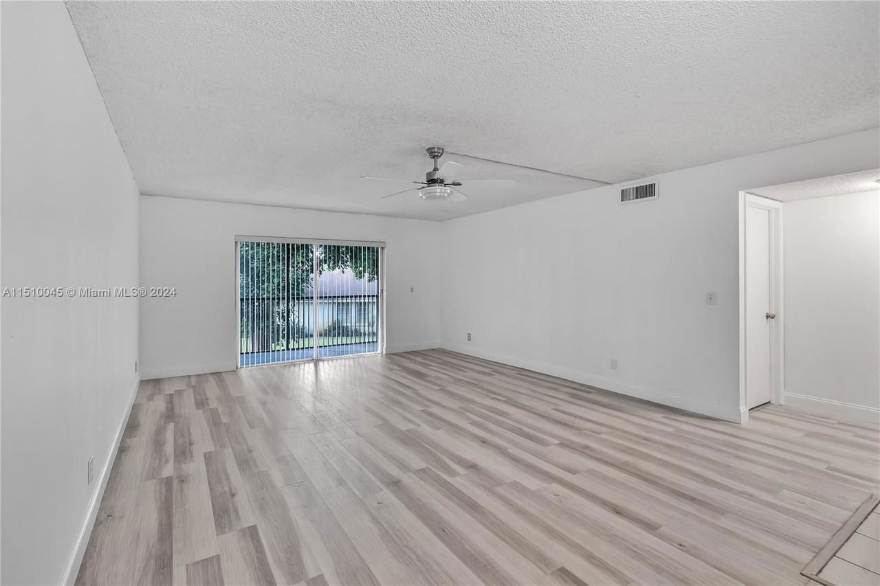 8513 Old Country Manor #415 - Photo 7 of 8