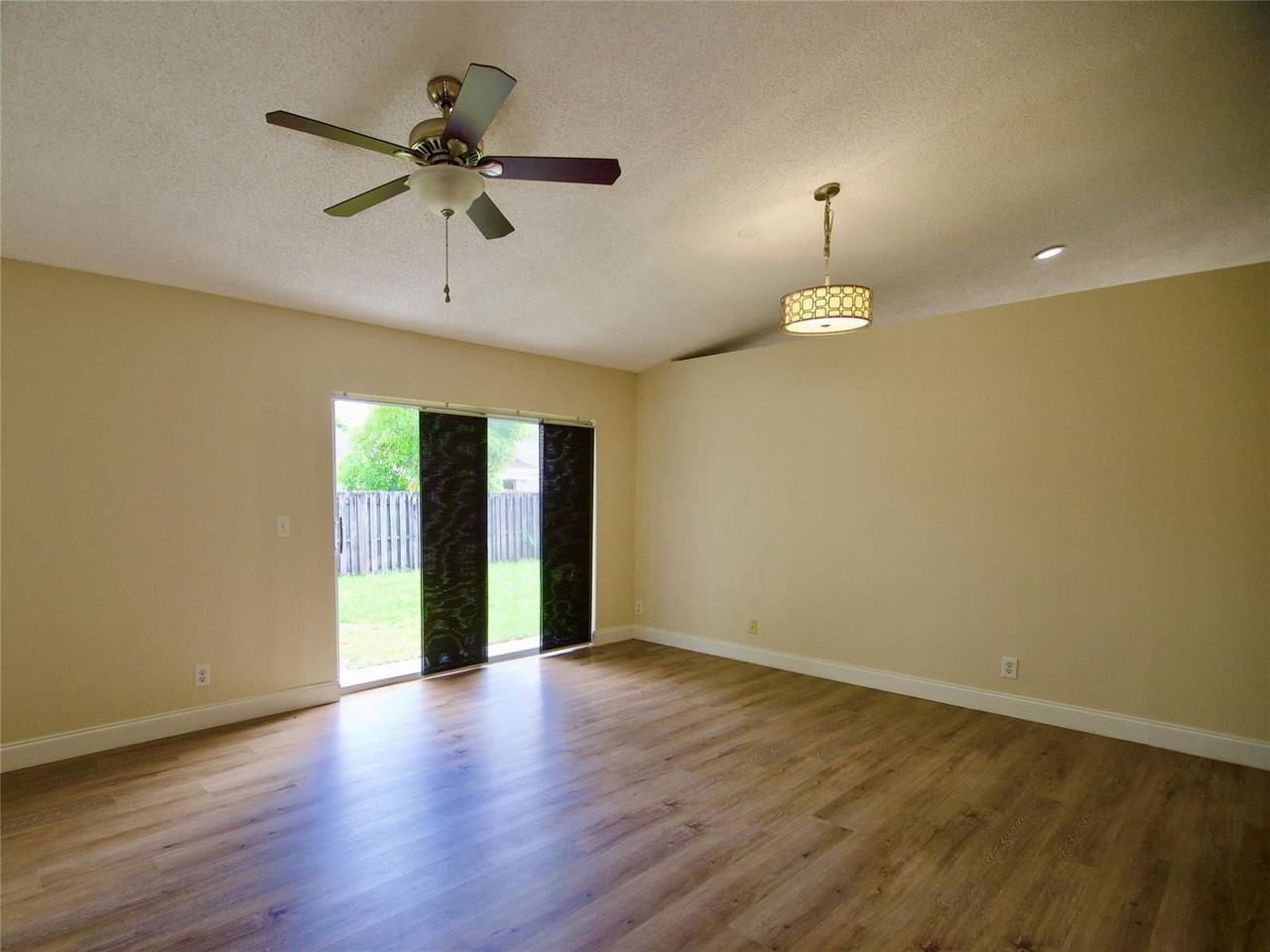 9471 Nw 52nd St - Photo 3 of 8