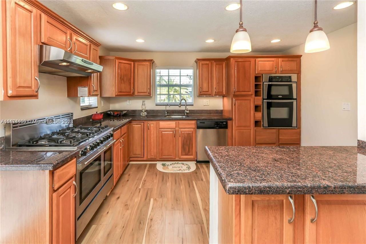 1538 Funston St - Photo 2 of 8