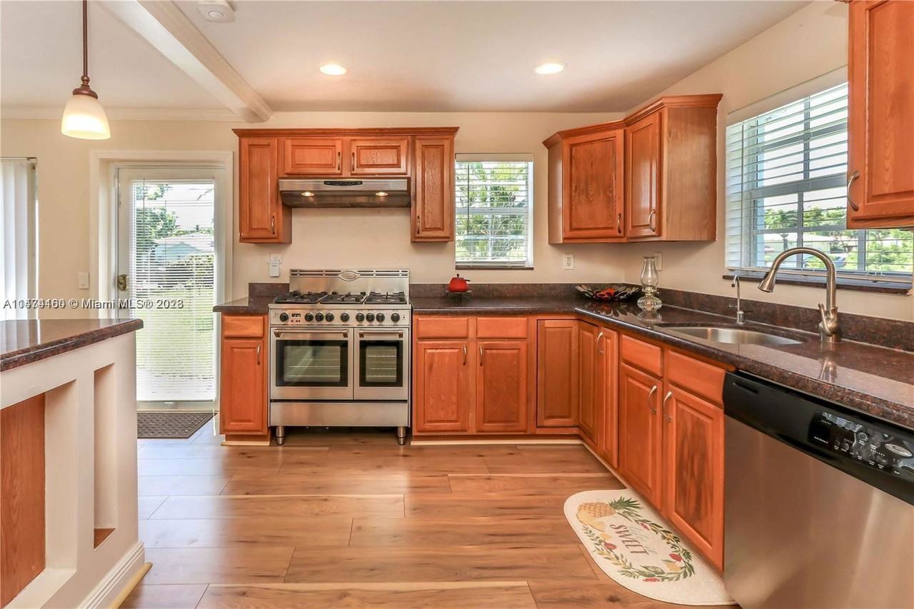 1538 Funston St - Photo 4 of 8