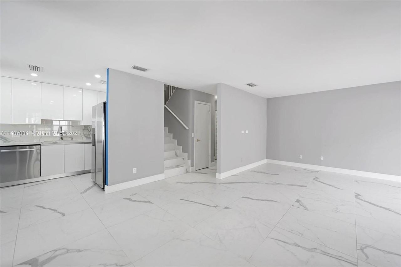 20904 Leeward Ct - Photo 4 of 8