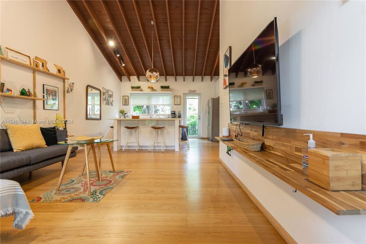 521 Ne 68th St - Photo 4 of 8