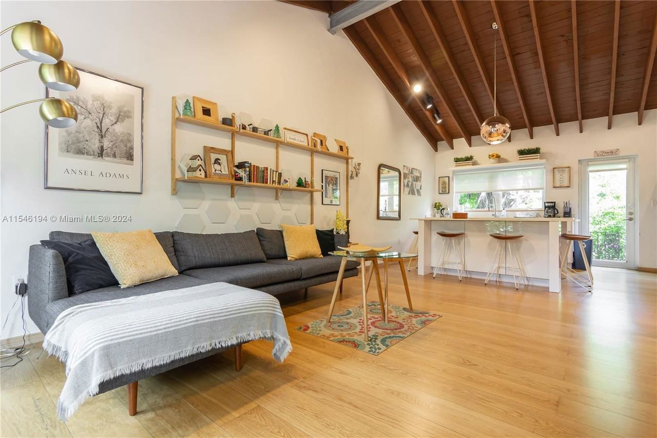 521 Ne 68th St - Photo 5 of 8