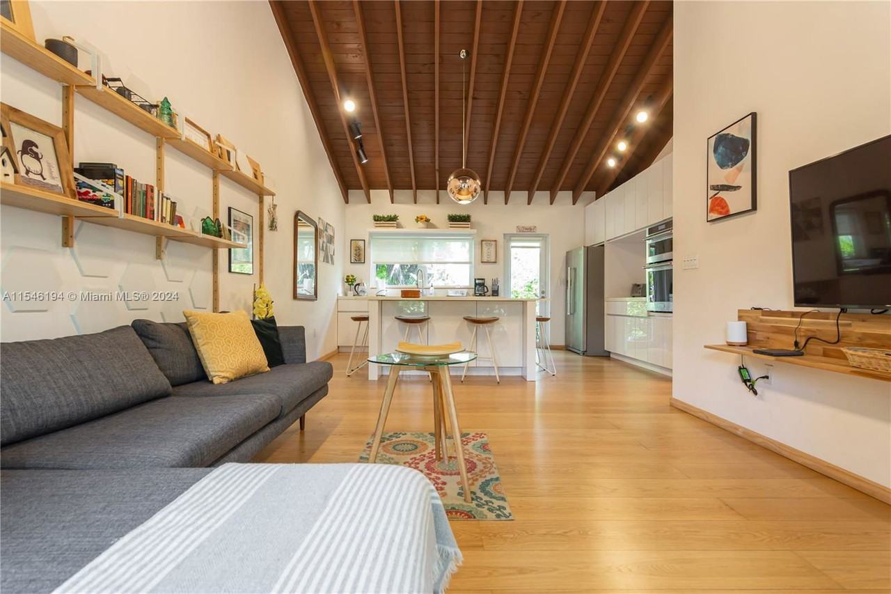 521 Ne 68th St - Photo 6 of 8