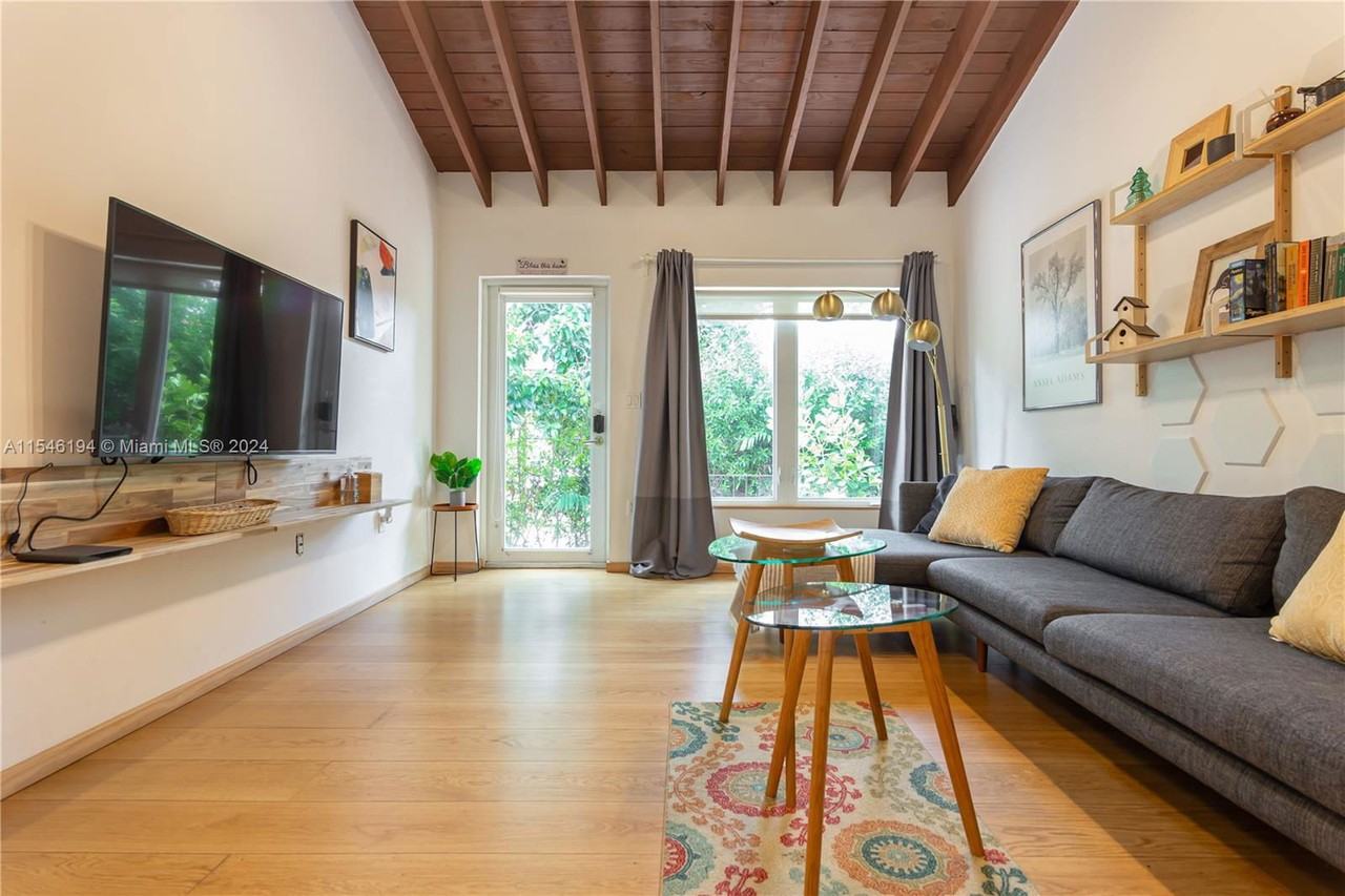 521 Ne 68th St - Photo 7 of 8