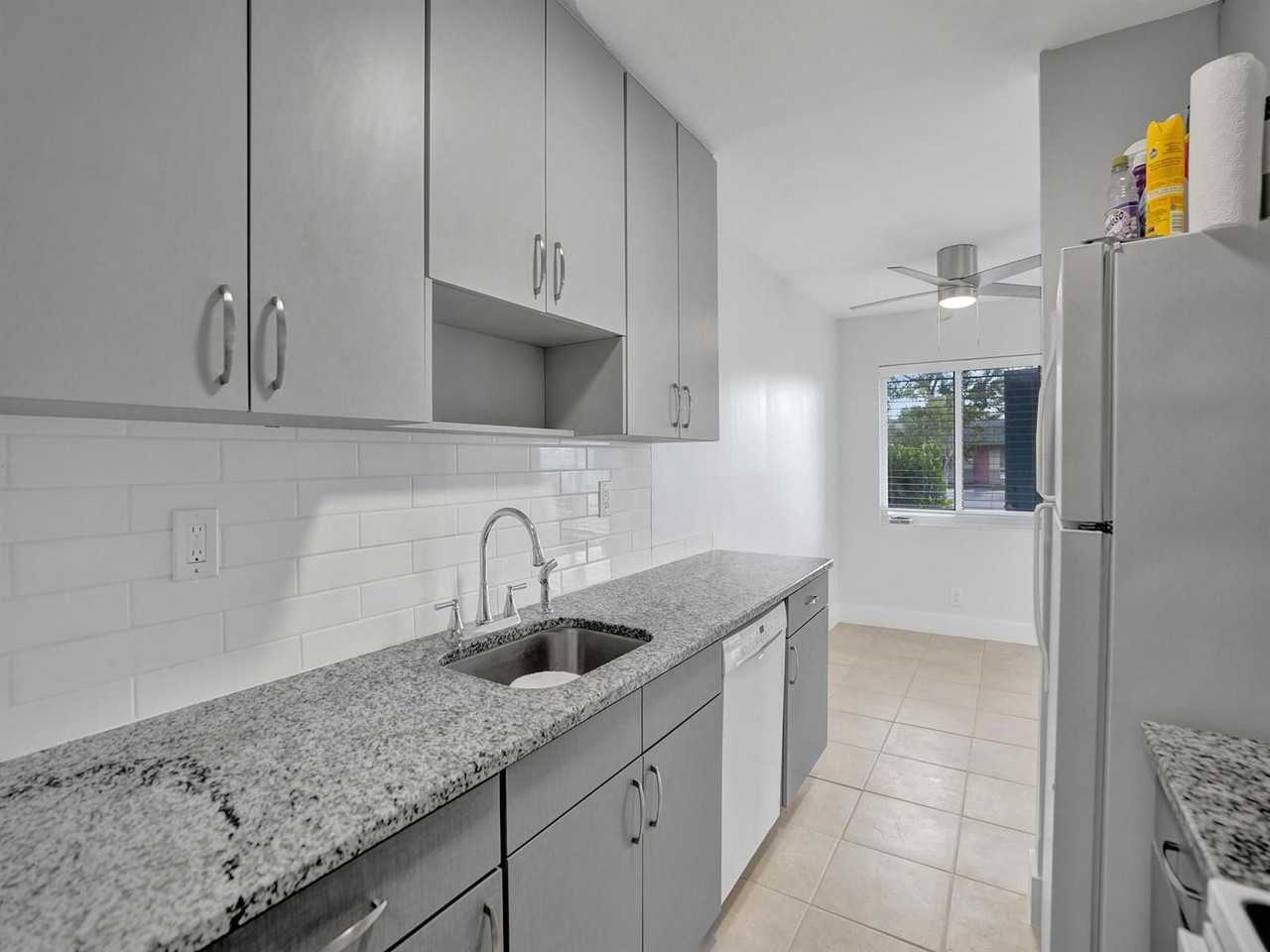 831 Sw 14th St - Photo 4 of 8