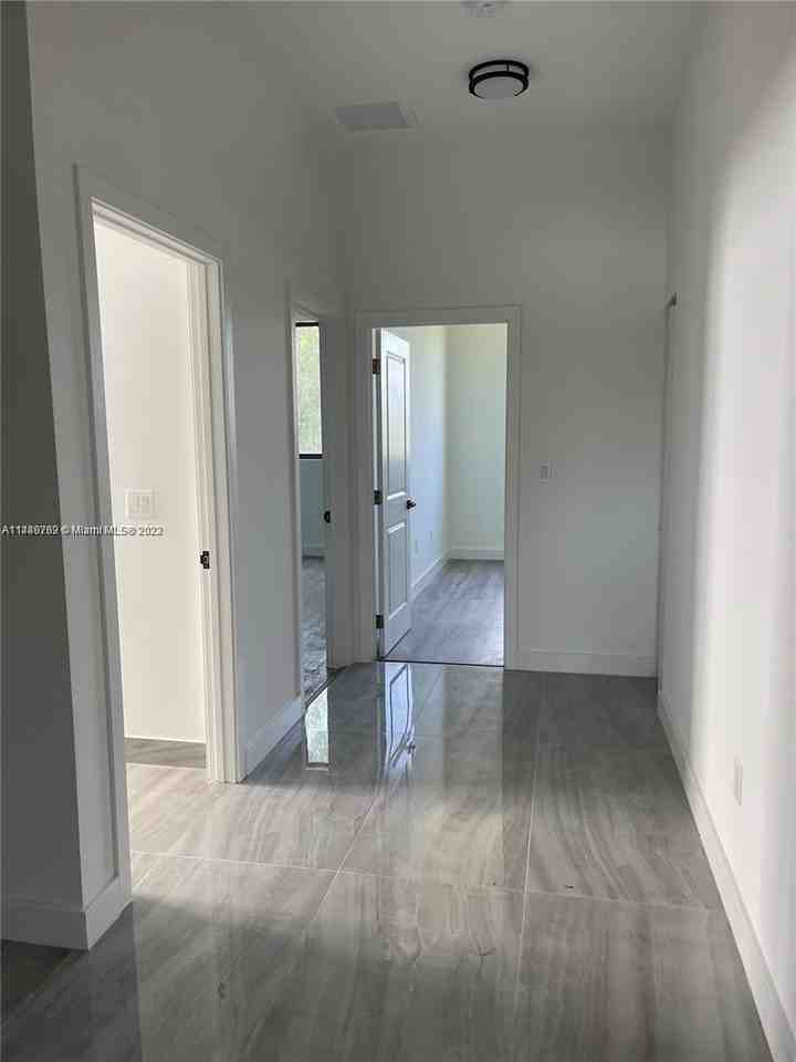 932 Sw 10th St - Photo 3 of 8