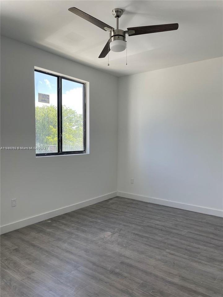 932 Sw 10th St - Photo 4 of 8