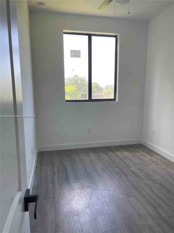 932 Sw 10th St - Photo 7 of 8