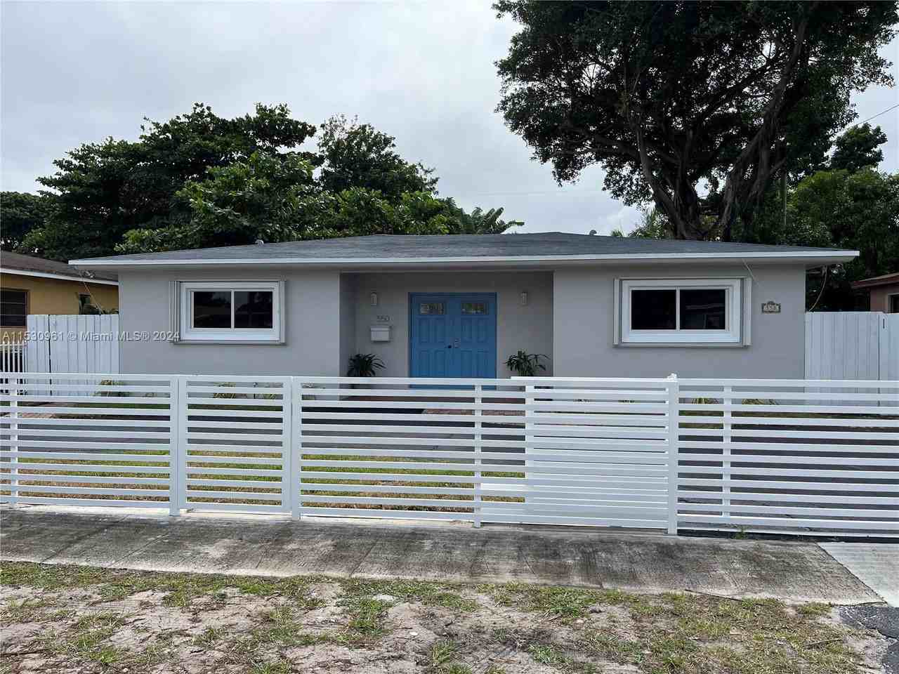 550 Ne 174th St - Photo 2 of 8