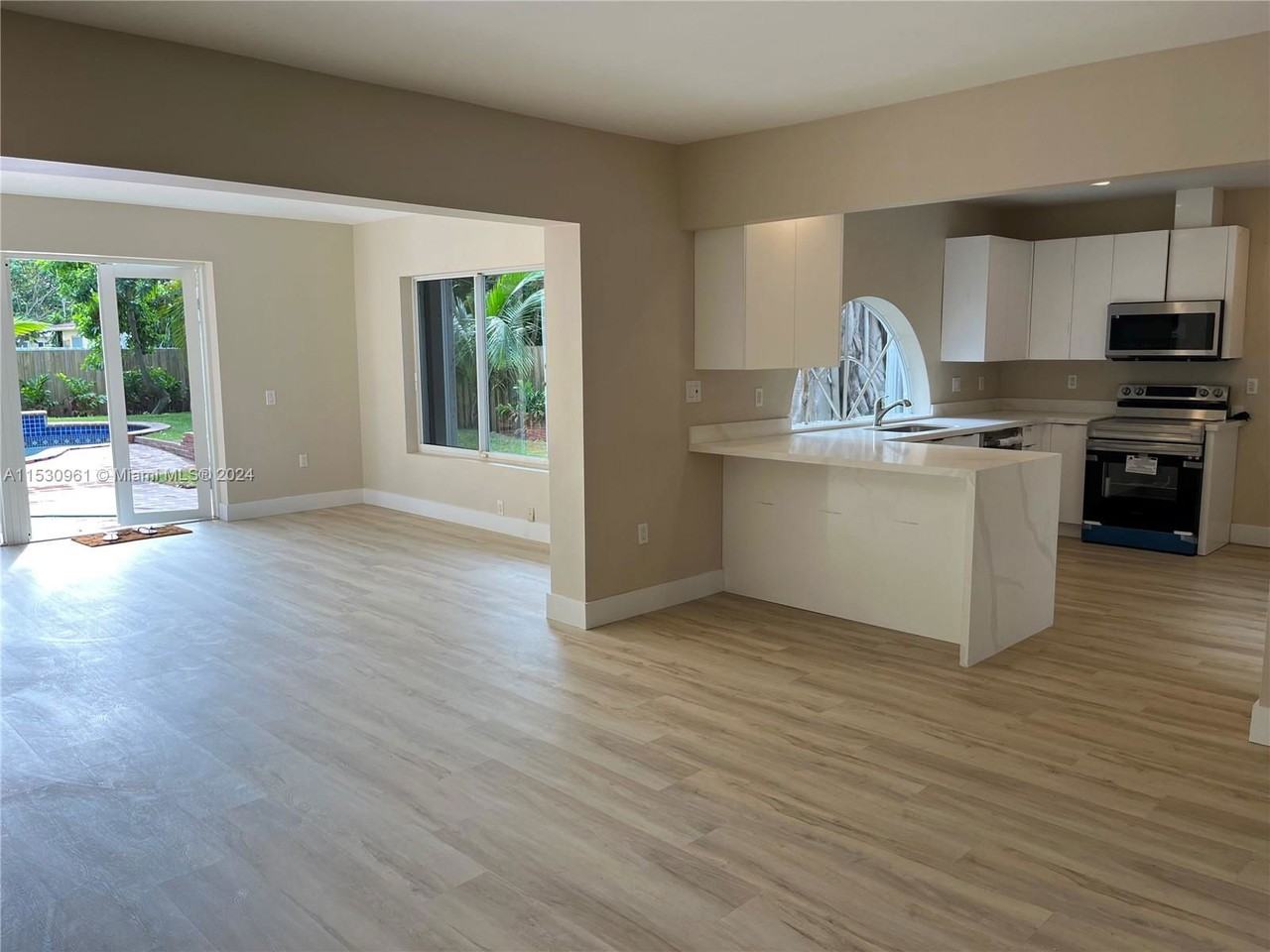 550 Ne 174th St - Photo 3 of 8