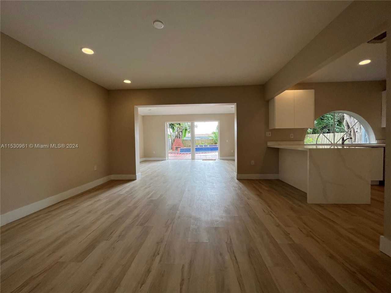 550 Ne 174th St - Photo 6 of 8