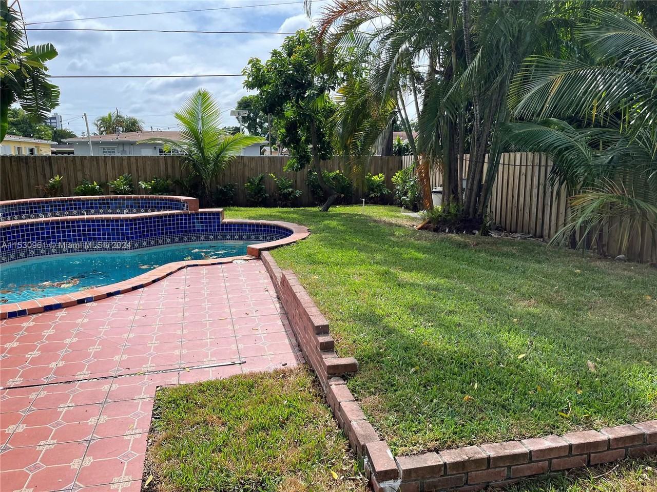 550 Ne 174th St - Photo 7 of 8