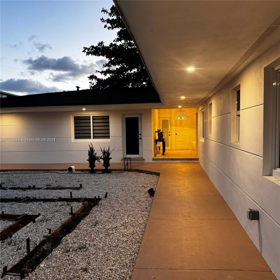 7800 Ne 10th Ct - Photo 2 of 8