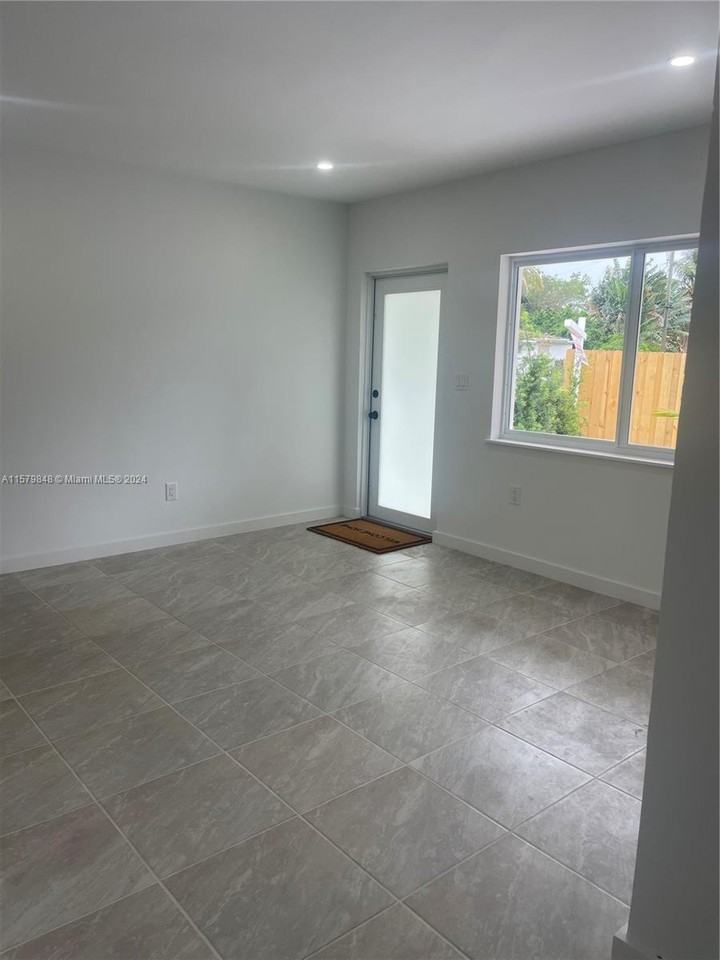 7800 Ne 10th Ct - Photo 3 of 8