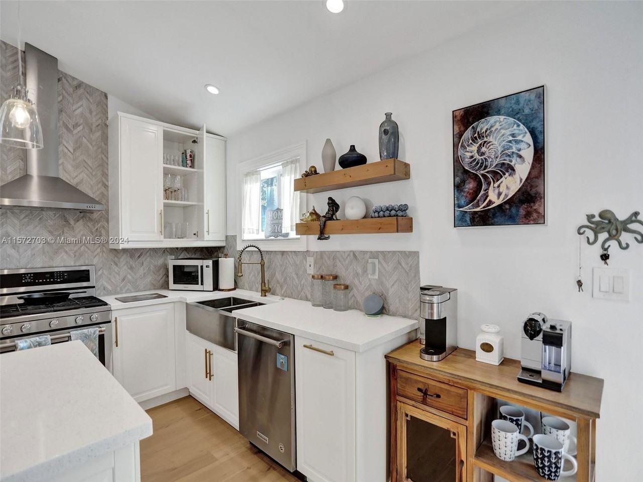 1204 Ne 3rd Ave - Photo 3 of 8