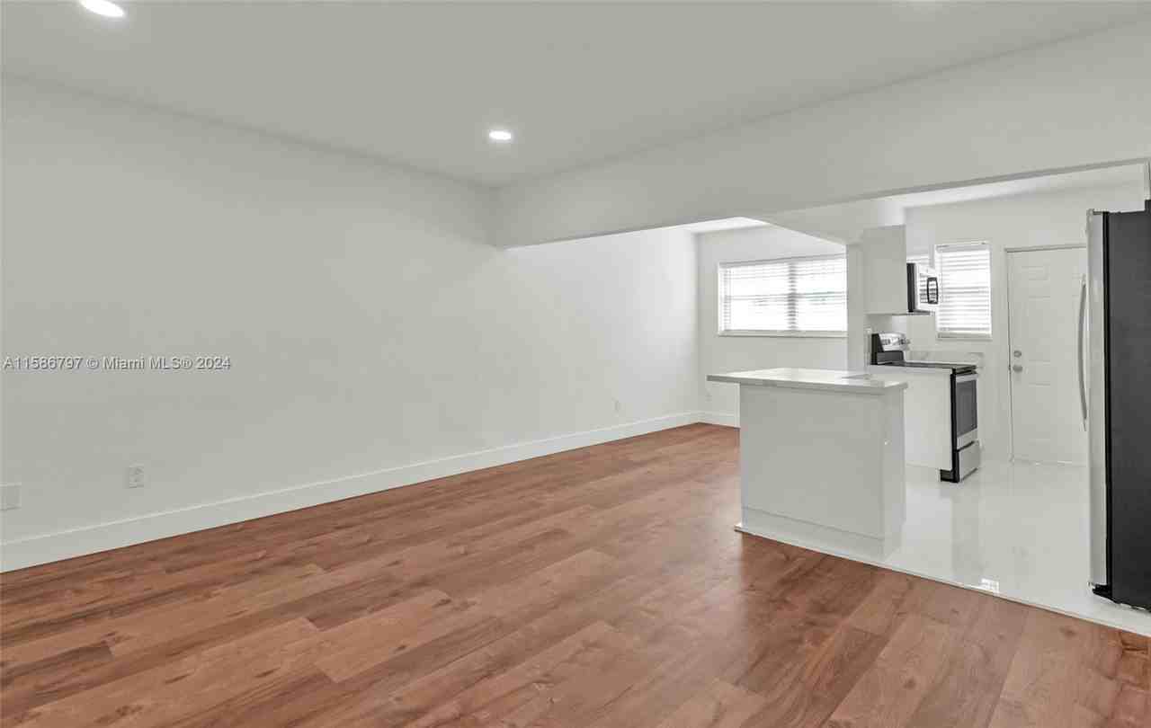 4200 Ne 1st Ave - Photo 3 of 8