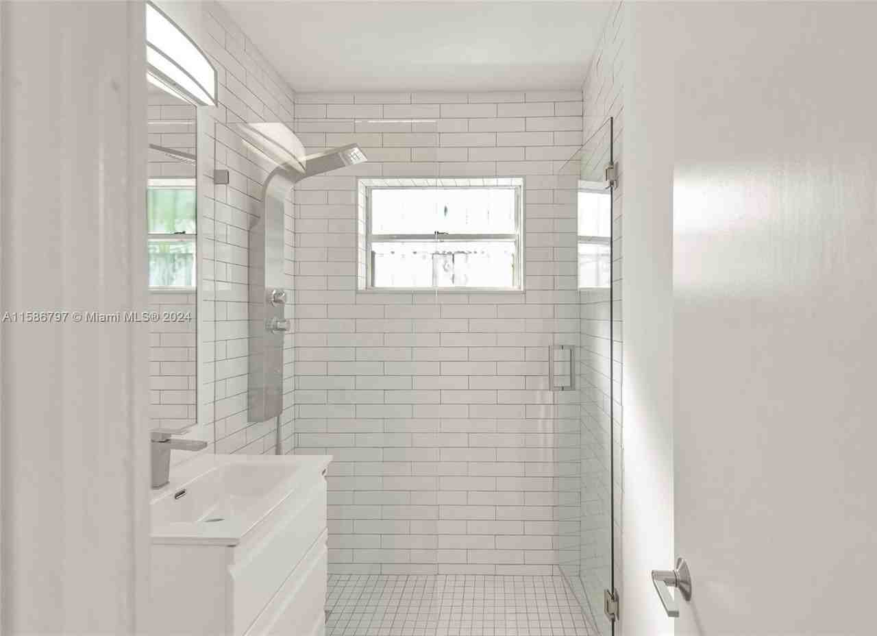 4200 Ne 1st Ave - Photo 7 of 8