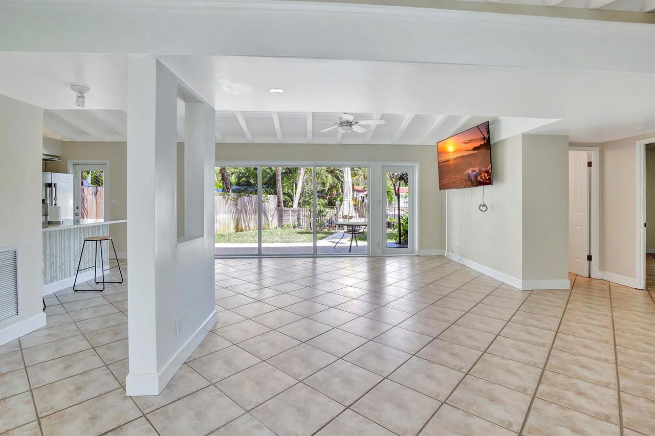 1733 Sw 5th Ct - Photo 2 of 8