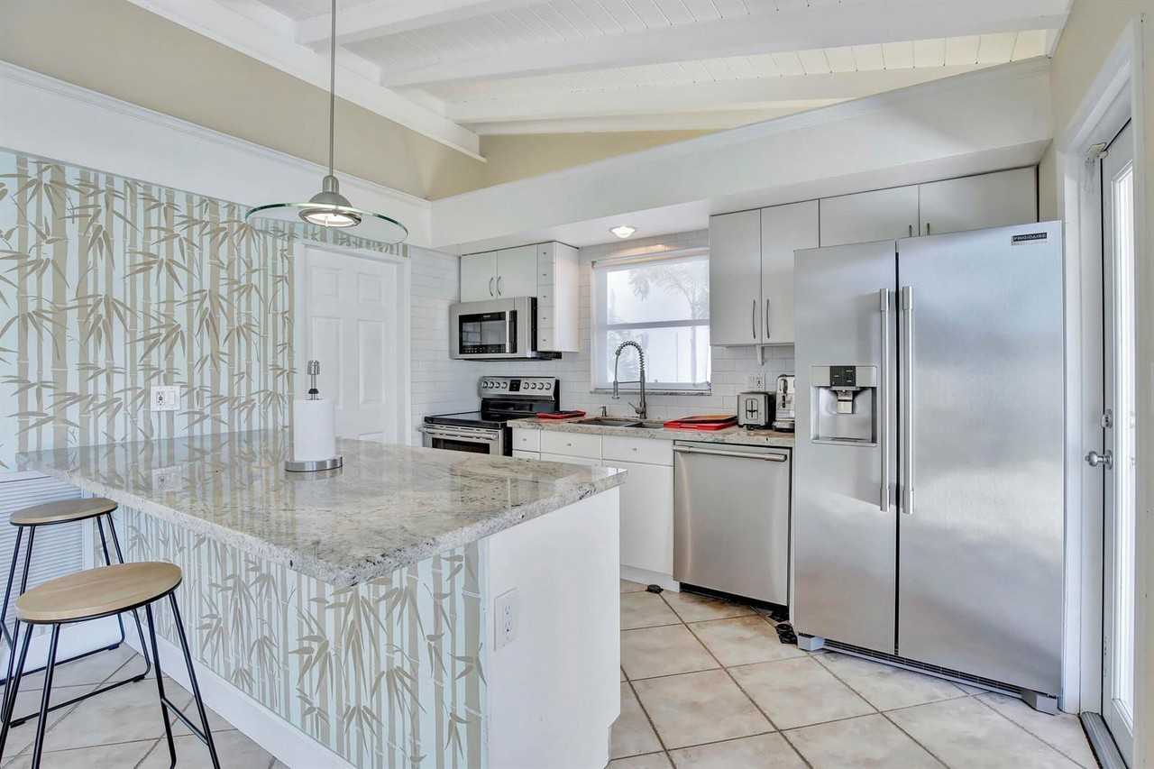 1733 Sw 5th Ct - Photo 6 of 8