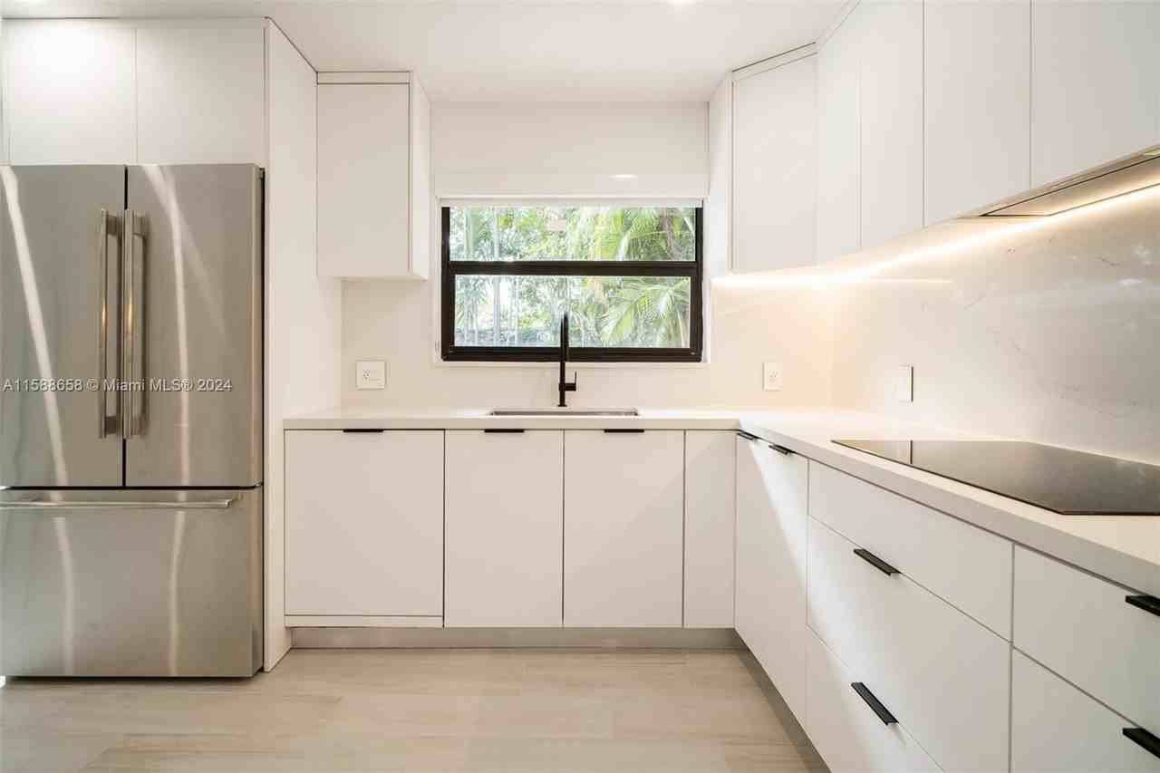 3666 Sw 26th St - Photo 3 of 8