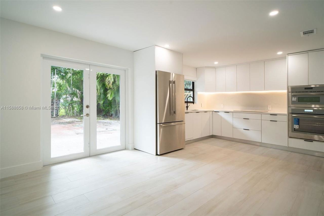 3666 Sw 26th St - Photo 4 of 8