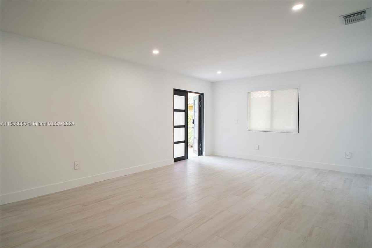 3666 Sw 26th St - Photo 5 of 8