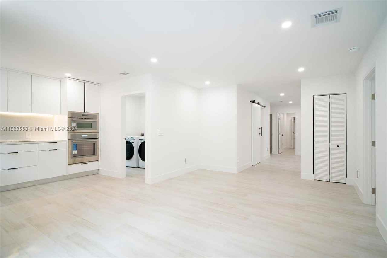 3666 Sw 26th St - Photo 6 of 8