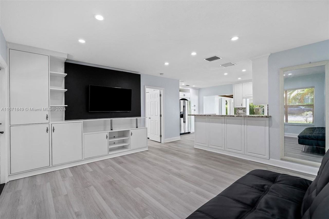 804 Se 6th Ct - Photo 2 of 8