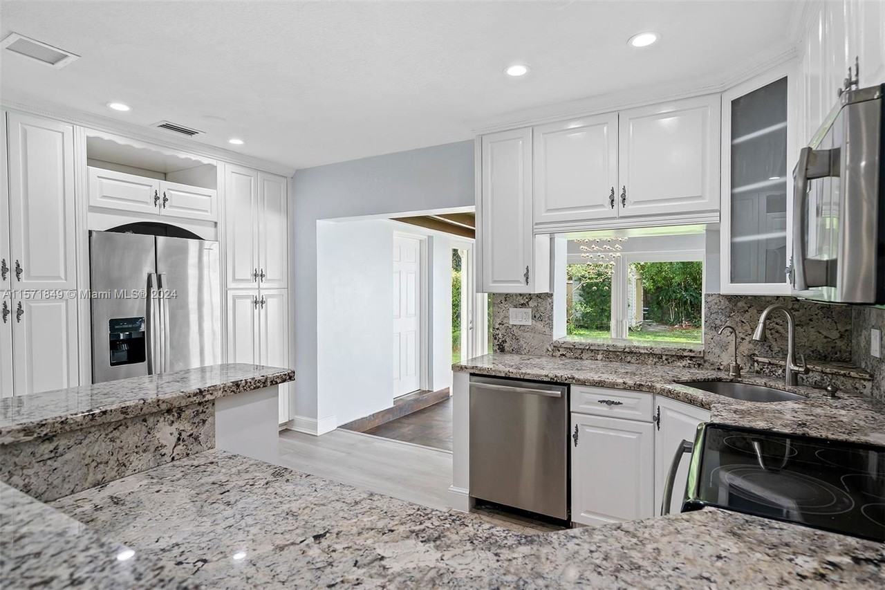 804 Se 6th Ct - Photo 5 of 8