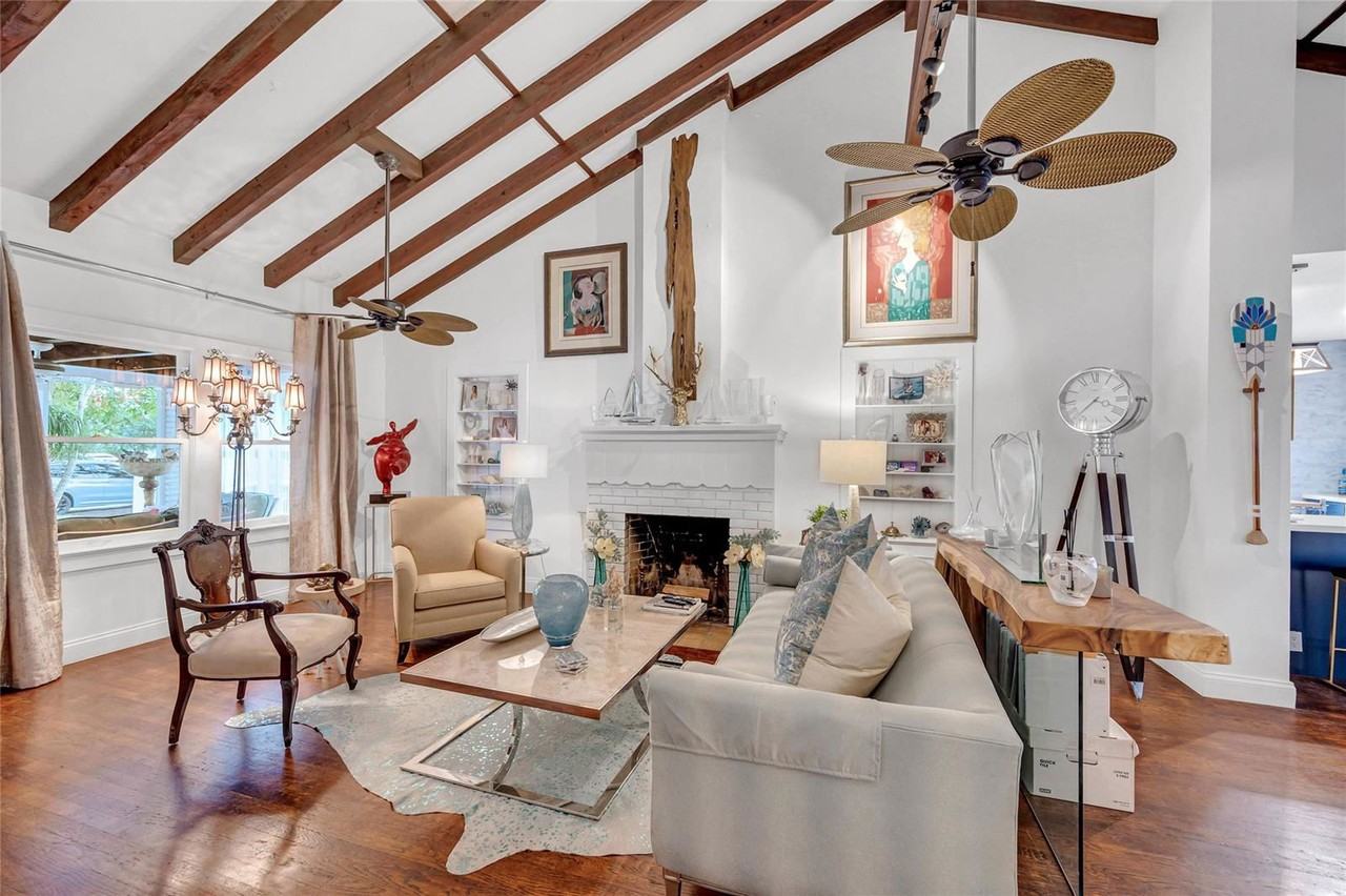 725 Se 7th St - Photo 2 of 8