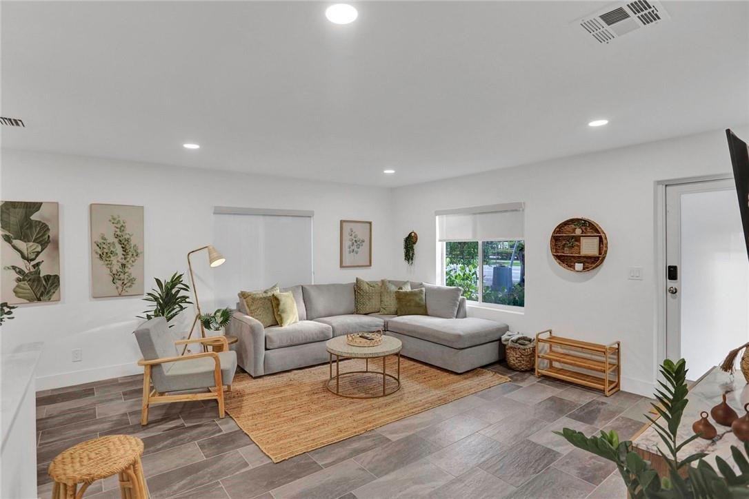 1121 Southwest 15th Avenue - Photo 3 of 8