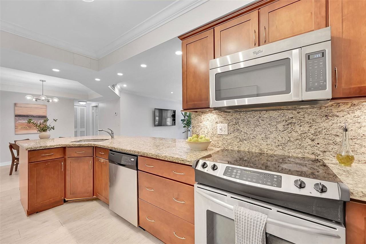 615 Ne 12th Ave - Photo 2 of 8