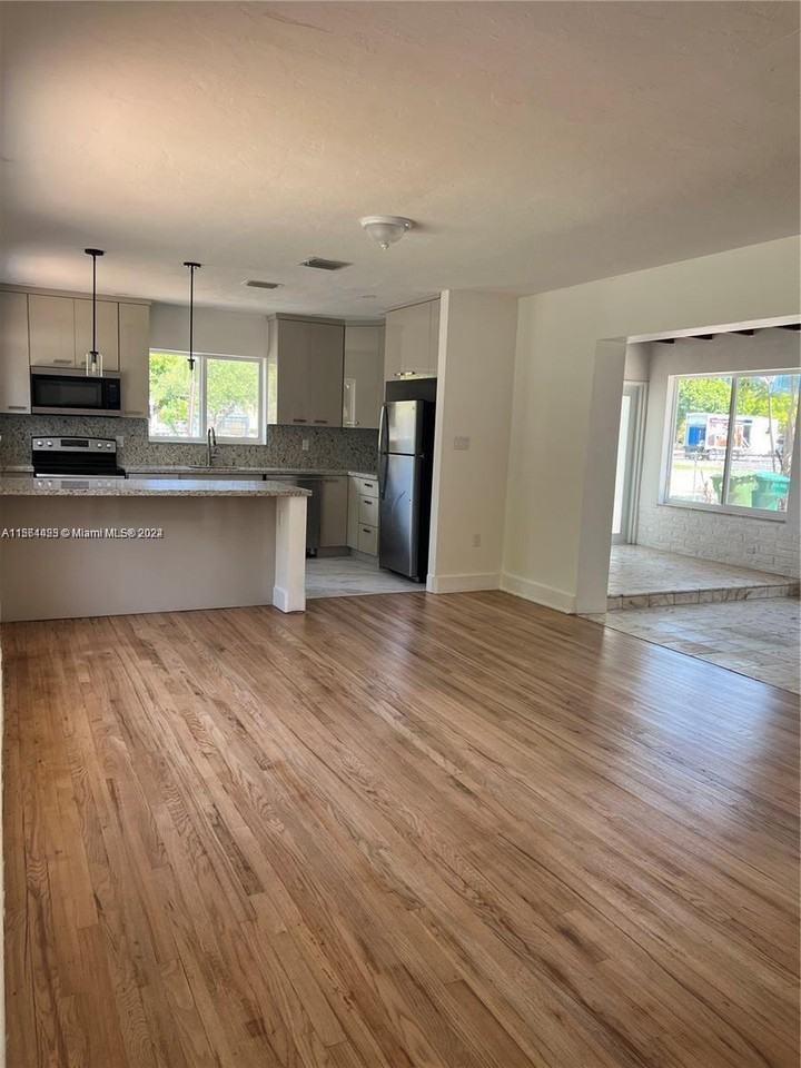 245 Sw 24th Rd - Photo 2 of 8