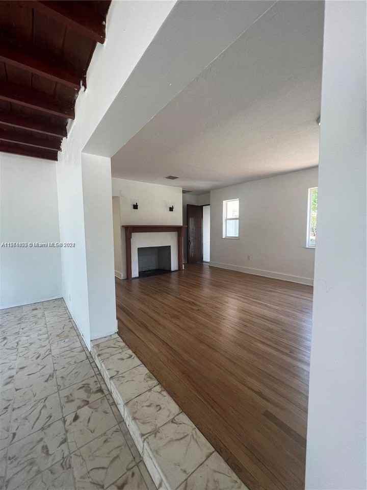 245 Sw 24th Rd - Photo 3 of 8