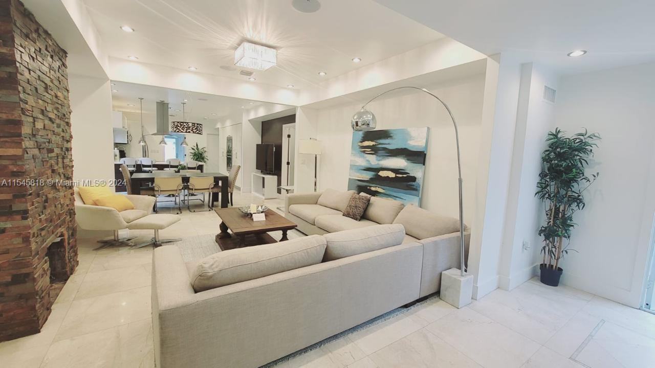 1723 Jefferson St - Photo 2 of 8