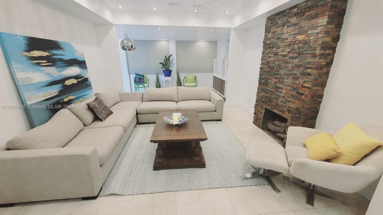 1723 Jefferson St - Photo 3 of 8