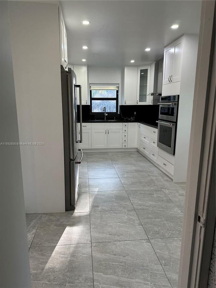 579 Hunting Lodge Dr - Photo 3 of 8