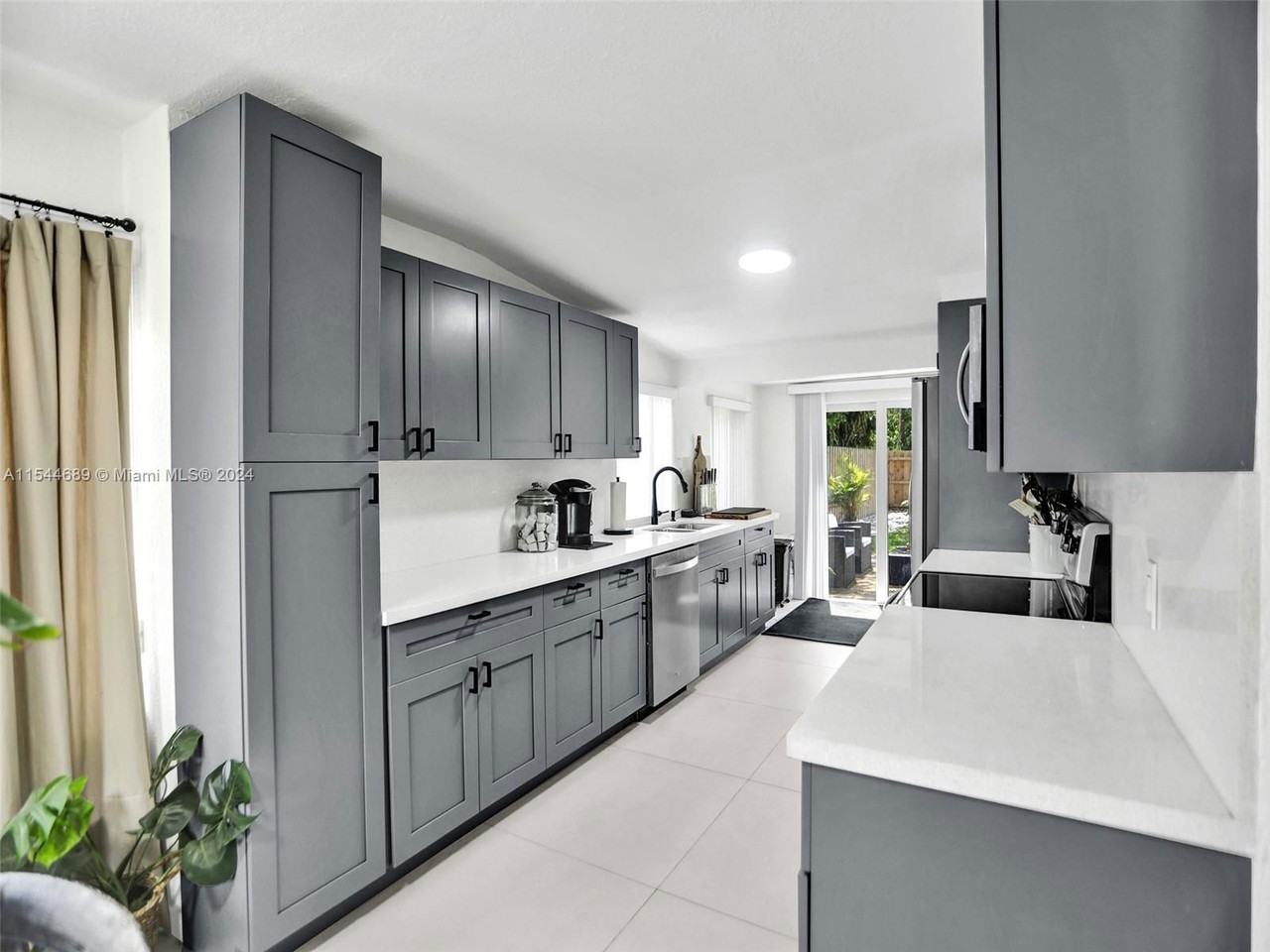 1820 Ne 182nd St - Photo 2 of 8