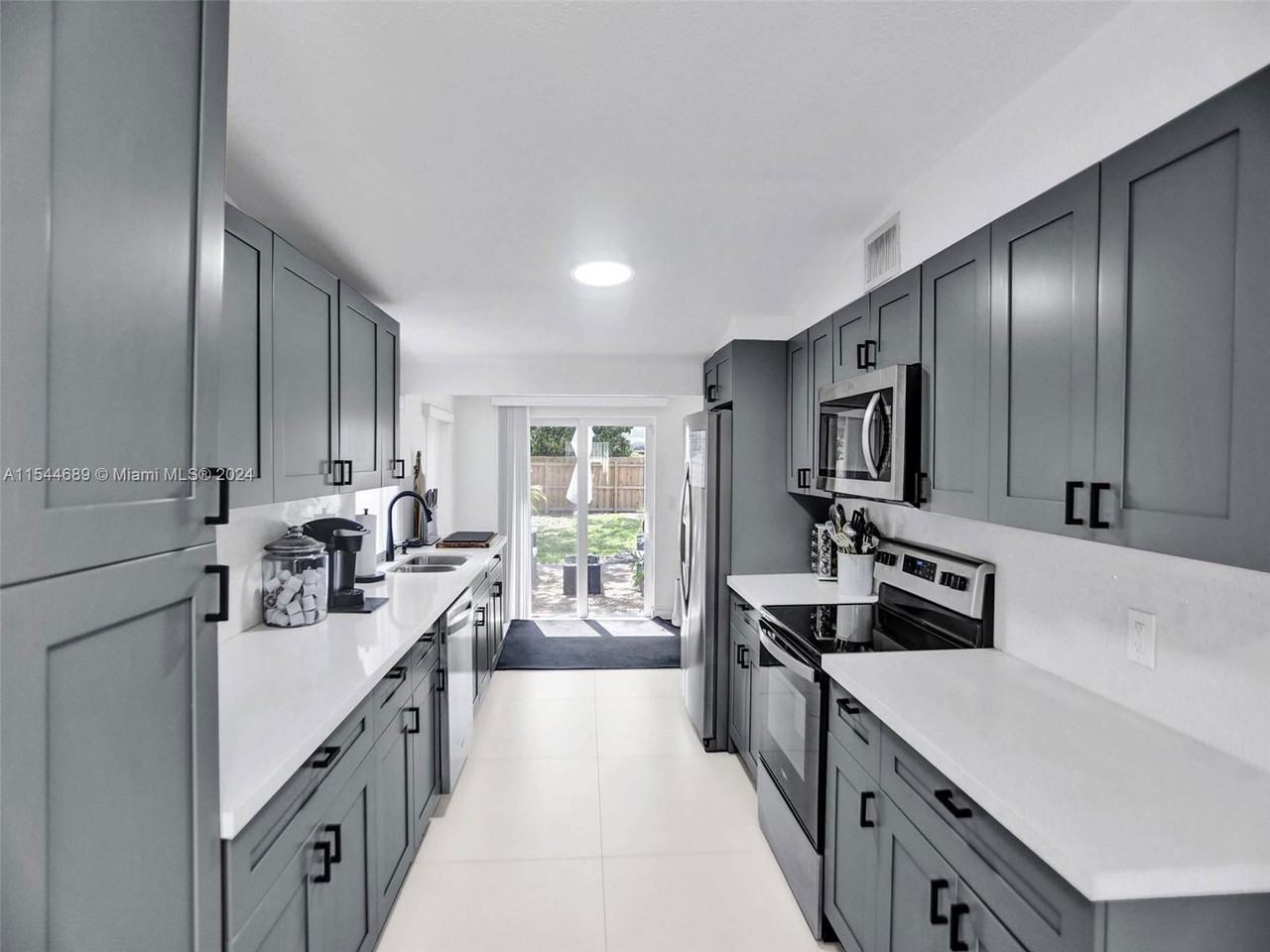 1820 Ne 182nd St - Photo 3 of 8