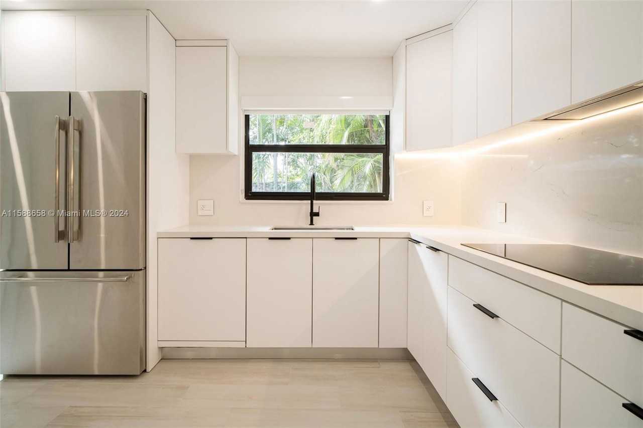 3666 Sw 26th St - Photo 2 of 8
