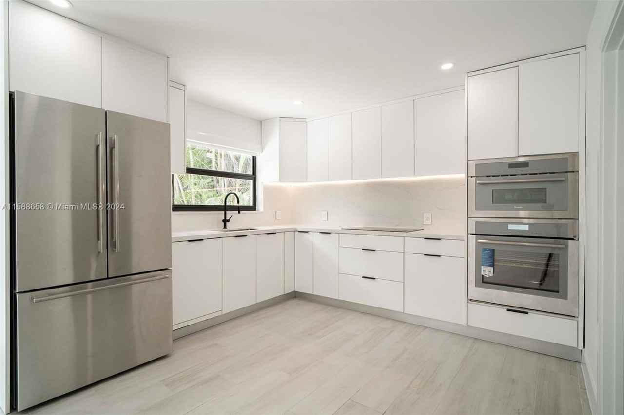 3666 Sw 26th St - Photo 3 of 8